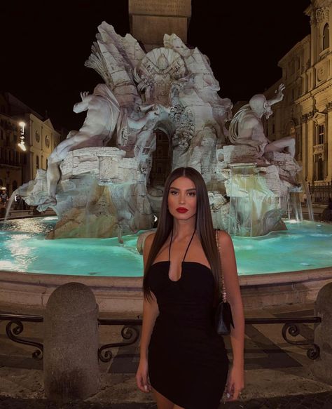 Rome Night Outfit, Poses In Rome, Outfit Roma, Rome Ideas Photos, Rome Italy Poses, Photo Ideas In Rome, Rome Inspo Photos, Everyday Eye Makeup, Rome Outfits