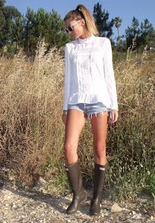 Girl In wellingtons Short Hunter Boots, Rubber Boots Fashion, Rain Boot Outfit, Hunter Boots Outfit, Womens Rubber Boots, Wellies Rain Boots, Hunter Wellies, Real Fashion, Rubber Boot