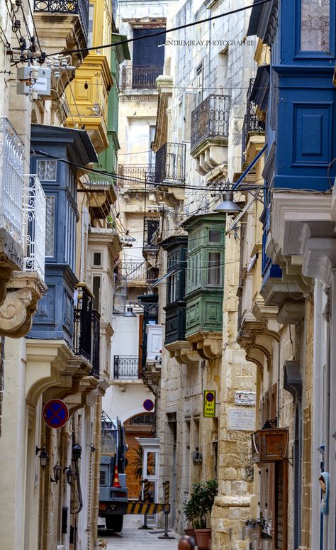 Maltese Balconies, Malta Italy, Malta Valletta, Building Aesthetic, Unusual Buildings, Places In Europe, Old Street, Balcony Design, Old Buildings