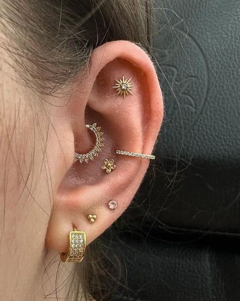 Feeling golden with this ear curation from @invictus_bodyjewelry   Ear curation by @piercernomercy_  Soho, Union Square, and Williamsburg  11AM-9PM 7 DAYS A/W🕘 WALK-INZ OR BOOK ONLINE..📕 TATTOOS & PIERCINGS, NO ATTITUDE, NO MISERABLE HOOPS TO JUMP THROUGH....🚫 WALK-INZ WELCOME OR BOOK ONLINE AT ⚔️livebytheswordtattoo.com⚔️ . . . . #livebythesword #earcuration #goldjewelry #goldearcuration #piercings Both Ears Pierced Ideas Simple, Ear Piercings Locations, Vertical Piercing Ears, Piercing Ideas For Small Ears, Cute Flat Piercings, Stacked Flat Piercing, Ear Piercing Constellation, Ear Piercings Left And Right, Piercing Map Ear