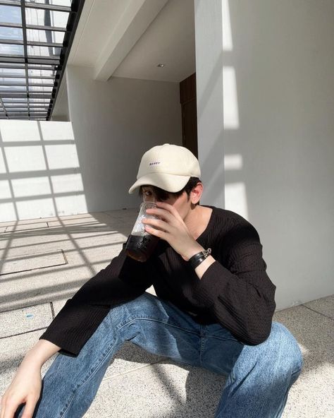 Beige Cap Outfit, White Cap Outfit, Men Wearing Caps, Men With Cap, Cap Outfit Men, Korean Outfits Men, Baseball Cap Outfit Men, Hat Outfit Men, Baseball Hat Outfit