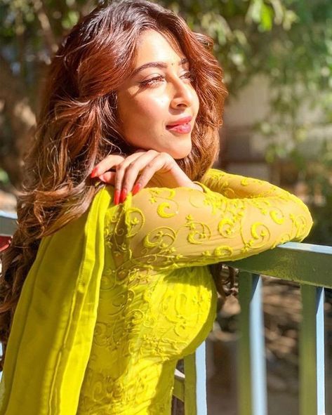 Sonarika Baroda, Long Top Dress, Sonarika Bhadoria, Hd Pictures, Curvy Girl Outfits, Indo Western, Indian Beauty Saree, India Beauty, Desi Beauty