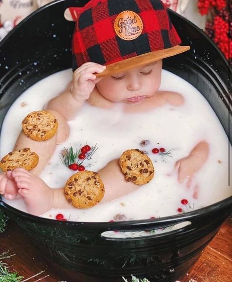 Baby Milk Bath, 6 Month Baby Picture Ideas, Christmas Baby Pictures, Milk Bath Photography, Baby Milestones Pictures, Bath Photography, Baby Christmas Photos, Monthly Baby Pictures, Baby Fotografie