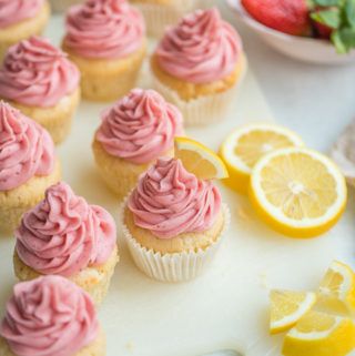 Strawberry Lemonade Cupcakes, Cupcakes Strawberry, Lemonade Cupcakes, Strawberry Frosting, Oreo Cupcakes, Lemon Slices, Salty Cake, Lemon Cupcakes, Favorite Dessert Recipes