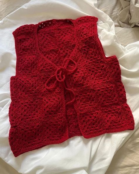 Red Yarn Crochet Projects, Red Crochet Ideas, Cropped Cardigan Crochet, Crochet Summer Vest, Crochet Summer Cardigan, Red Crochet Top, Crochet Vests, Red Crochet, Beginner Crochet Projects