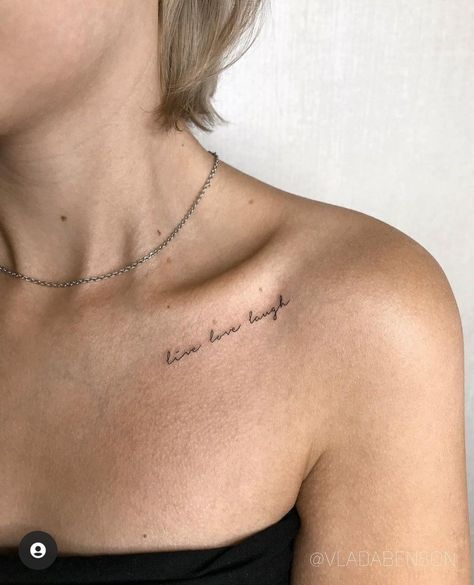 Cursive Tattoo On Collar Bone, Collar Bone Words Tattoo, Clavicle Tattoo Text, Que Sara Sara Tattoo, Collar Bone Script Tattoo, Collarbone Script Tattoo, Collar Bone Word Tattoo, Colar Bone Tattoo For Women Unique, Tattoo Collar Bone