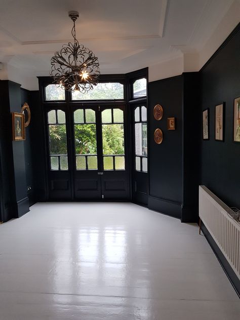 Black Walls White Floor, Dark Accent Ceiling, Dark Walls Dark Ceiling, Dark Wall White Ceiling, Black Room White Ceiling, Black Ceiling Grey Floor, White Floors Dark Walls, Dark Walls Light Ceiling, Dark Walls Low Ceiling