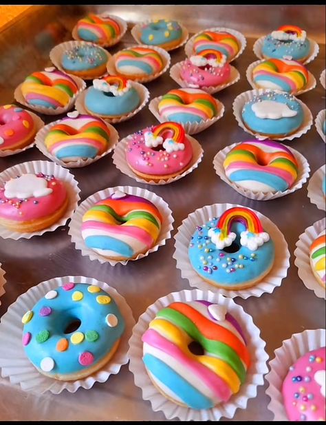 Fun Donuts Designs, Donat Glaze, Donut Decorating Ideas, Cake Donuts Recipe, Rainbow Donut, Donut Themed Birthday Party, Donut Decorations, Mini Doughnuts, 3rd Birthday Cakes