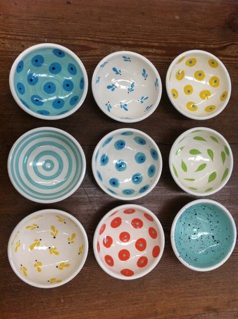 Ceramic Trinket Dish Painting Ideas, Preppy Ceramics, Pottery To Make, Ceramic Bowl Ideas Painted, Pottery Bowl Painting Ideas Simple, Paint Pottery Ideas Easy, Easy Ceramic Bowl Painting Ideas, Painting Pottery Ideas Bowls, Painting Ceramics Ideas Simple