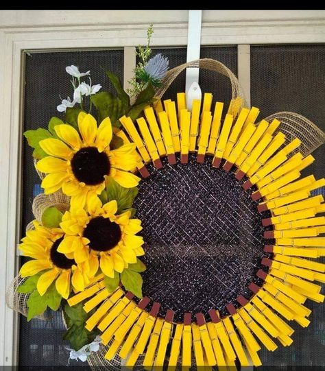 Diy Summer Wreaths, Sunflower Wreath Diy, Clothespin Diy Crafts, Wooden Clothespin Crafts, Sunflower Crafts, Clothes Pin Wreath, Easy Diy Wreaths, Door Wreaths Diy, Sunflower Wreath