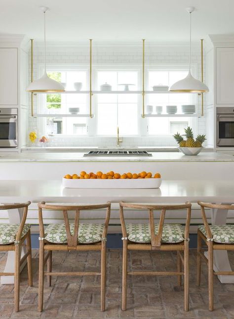 wishbone chairs with cushions Kitchen Island Banquette, Jenkins Interiors, Kitchen Island Designs, Island Cooktop, White Shaker Kitchen Cabinets, Dining Room Layout, White Kitchen Table, Island Dining Table, Kitchen Island Dining Table