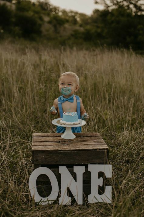 Teepee Cake Smash, Teepee Photo Shoot, Cakesmash Boy, Cake Smash Outdoor, Number One Balloon, Teepee Cake, Cake Smash Ideas, Cake Smash Boy, Boy Birthday Pictures