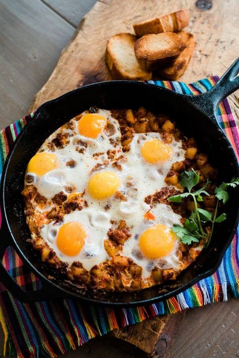 Baked Eggs with Chorizo and Potatoes is a hearty combination of spicy chorizo, crispy potatoes, and free-range eggs—cooked and baked in a cast-iron skillet is a perfect breakfast for a crowd or to make ahead for busy school mornings. #breakfast #mexican #mexicanrecipe #nelliesfreerange @freerangenellie | muybuenocookbook.com via @muybueno Chorizo And Potatoes, Breakfast Ideas Eggs, Chorizo Eggs, Breakfast Mexican, Potatoes And Eggs, Eggs And Potatoes, Chorizo Breakfast, Chorizo And Potato, Chorizo And Eggs