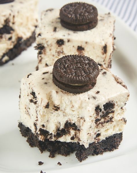 Cookies and Cream Cheesecake Bars Cream Cheese No Bake, No Bake Cheesecake Bars, Oreo Cream Cheese, Oreo Desserts, Cookies And Cream Cheesecake, Easy No Bake Cheesecake, Oreo Cream, Cream Cheesecake, Cheesecake Bar Recipes