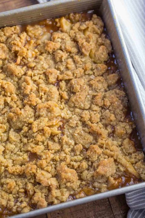 Ultimate Apple Crisp is a fall favorite full of sliced apples, cinnamon, brown sugar, butter, and crispy baked oats. | #dessert #apples #fall #winter #holidays #easydessert #appledessert #dinnerthendessert Apple Crisp Without Oats, Apple Crisp Topping, Best Apple Crisp Recipe, Dessert Apple, Best Apple Crisp, Easy Apple Crisp Recipe, Apples Cinnamon, Sliced Apples, Apple Crisp Easy