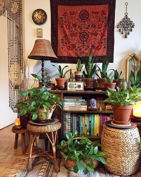 Geek Home Decor, Hippie House, Bookshelves Decor, Lots Of Plants, Bohemian Furniture, Geek Decor, Bohemian Home Decor, Bohemian Living, Dream House Decor