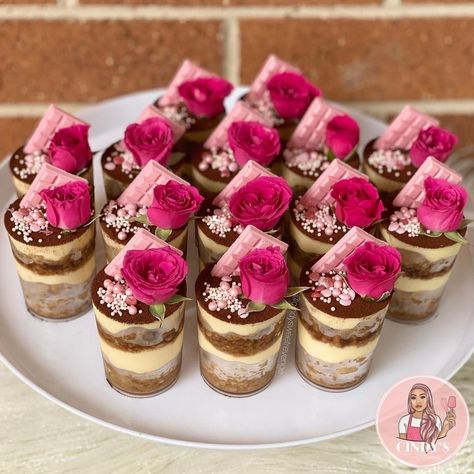 Cake In Glass Cup, Pink Dessert Cups, Parfaits Recipes, Mini Dessert Shooters, Tiramisu Cups, Shot Glass Desserts, Fancy Wedding Cakes, Orange Dessert, Dessert Cups Recipes