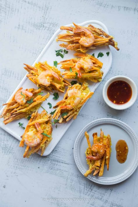 Bánh Tôm (Vietnamese Shrimp and Sweet Potato Fritters) Vietnamese Snacks Appetizers, Vietnamese Fusion Food, Vietnamese Finger Food Party, Vietnamese Party Food, Vietnamese Appetizers, Shrimp And Sweet Potato, Sweet Potato Sticks, Vietnamese Dinner, Vietnamese Snacks