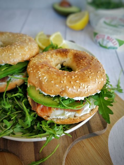 Bagels au fromage frais, saumon, avocat et roquette Bagels, Sandwiches