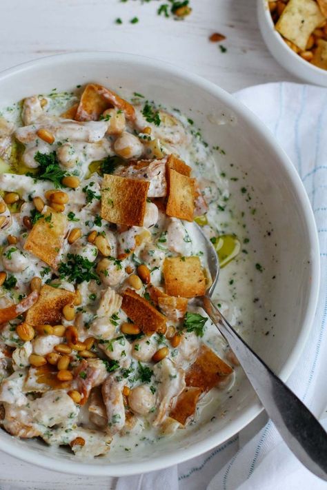 Chicken Fatteh, Chicken Chickpeas, Arabisk Mad, Lebanese Chicken, Food Specials, Middle East Recipes, Toasted Pine Nuts, Eastern Cuisine, Lebanese Recipes