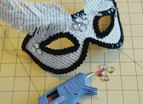 How to make a mask. Recycled Masquerade Mask - Step 8 Feathers Decorations, Diy Masquerade Mask, Mask With Feathers, Masquerade Mask Diy, Cheap Halloween Costumes, Diy Halloween Costume, Cheap Halloween, Mardi Gras Mask, Easy Costumes