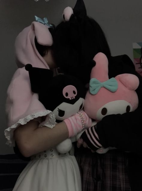 Kuromi And My Melody Girlfriends, Pink And Black Relationship, Softie And Goth Couple, Pastel X Goth Couple, Emo And Preppy Couple, Black X Pink Couple, Emo X Kawaii Couple, Emo And Kawaii Couple, Cute Matching Couple Things