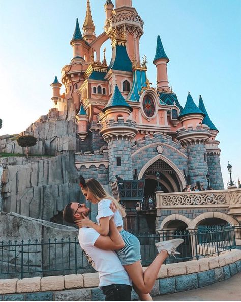 Disneyland Couples Pictures, Couples Disney, Disney Poses, Paris Couple, Disneyland Photos, Disney Photo Ideas, Disney World Pictures, Disney Paris, Disneyland Pictures