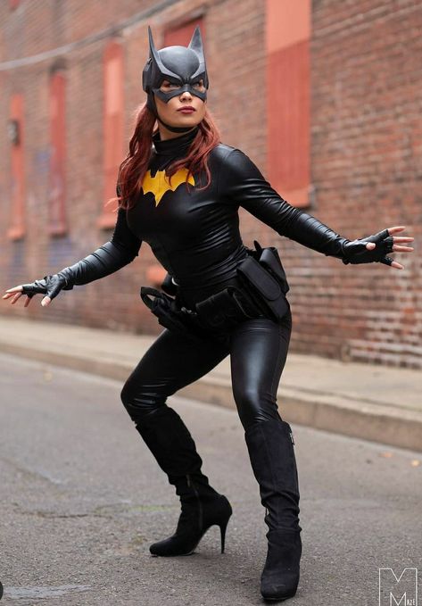 Batwoman Cosplay, Dc Batgirl, Batgirl Cosplay, 2000s Cartoons, Batman Cosplay, Cosplay Photography, Barbara Gordon, Group Costumes, Group Halloween Costumes