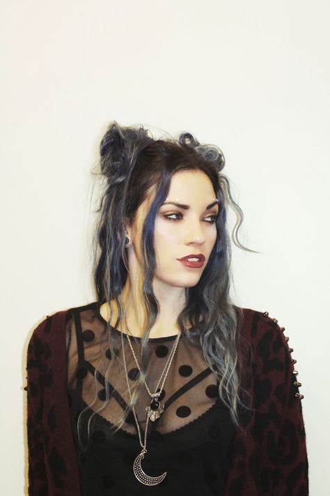 Hipster #Goth girl...and for the latest in trending accessories, visit Designs By Maral, on etsy ...http://etsy.com/shop/designsbymaral/ 90s Hairstyles Grunge, 90s Grunge Hairstyles, Grunge Hairstyle, Grunge Hairstyles, Witchy Hair, Weekend Hair, 90s Grunge Hair, Glam Punk, Gothic Hairstyles