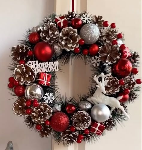 Diy Wreath For Christmas, Bozicni Vijenac Za Vrata, Handmade Christmas Wreath, Wreath Ideas Christmas Diy, Bauble Wreath Diy, Christmas Wreaths For Front Door Diy, Diy Christmas Wreaths For Front Door, Bathroom Design Farmhouse, Boho Bathroom Design