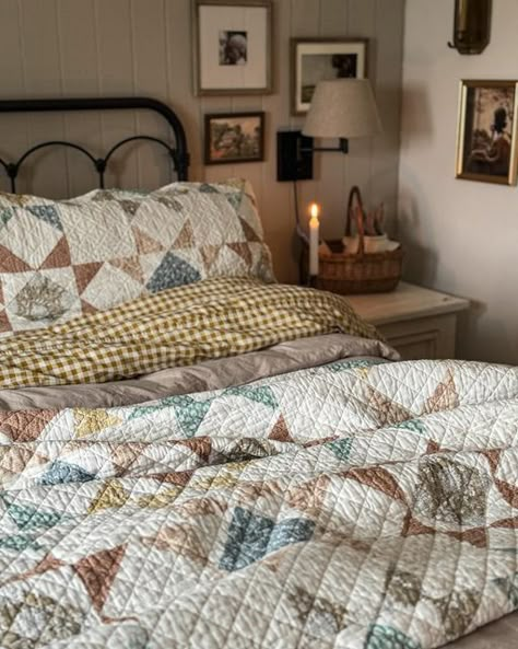 Jennifer Fitzgerald on Instagram: "“Wonder is the heaviest element on the periodic table. Even a tiny fleck of it stops time.” Diane Ackerman  May you find wonder this weekend.  #cottagecorebedroom #cottagelife #farmhousecottage #cozybedroom" Elements Of A Cozy Home, Ll Bean Bedroom, Quilt In Bedroom, Homestead Bedroom Ideas, Cottage Bedding Aesthetic, Cozy Small Guest Bedroom, Vintage Quilt Bedroom, Quilt Bedroom Aesthetic, Quilt On Couch