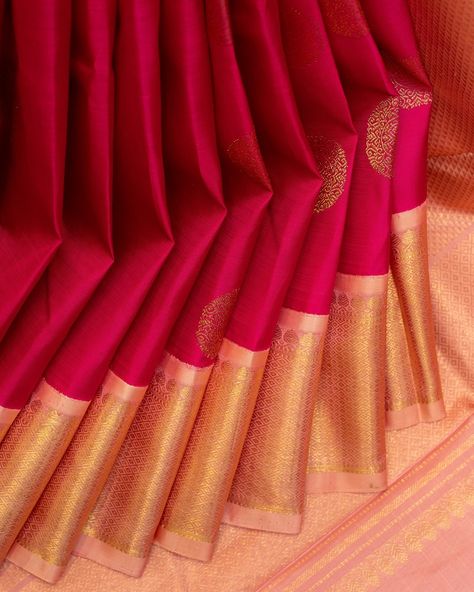 Immerse yourself in the luxury of this magenta and baby pink pure korvai Kanchipuram silk saree. Handwoven with intricate details, this saree exudes elegance and charm. Perfect for special occasions, this saree is a must-have for any wardrobe. Saree code CL609404 Orange Saree, Raw Silk Saree, Silk Ikat, Silk Cotton Sarees, Contemporary Wedding, Latest Sarees, Kanchipuram Silk Saree, Tussar Silk Saree, Bridal Saree