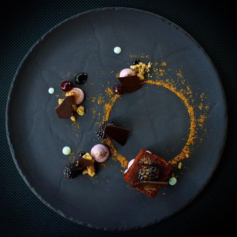 Beautiful Plating, Dark Chocolate Brownie, Art Of Plating, Weight Watcher Desserts, Gourmet Food Plating, Food Plating Techniques, Fine Dining Desserts, Plating Ideas, Plated Dessert