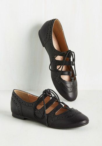 Retro vintage flats. Works for 1910s to 1960s style shoes. 1960s Shoes, 1940s Shoes, Oxford Shoes Outfit, Vintage Flats, Black Leather Flats, Latest Shoes, Pretty Shoes, Waltz, Vintage Handbags