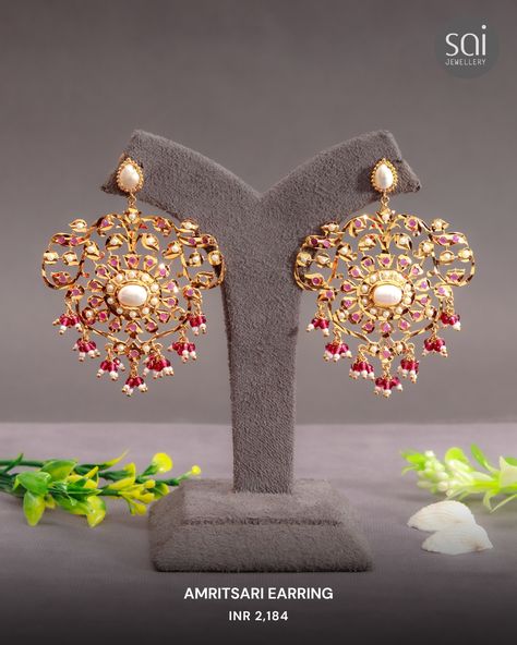 Amritsari earrings with Jadau ruby pink stone and pearl detailing. Our jewellery is packaged in a sturdy box that protects it and makes it easy to store. Instagram: @saijewellery Email me: saijewellerypune [!at] gmail.com Do not hesitate to contact us with any doubts, We are happy to help you! Haldi Jewellery, Jadau Earrings, Unique Wedding Earrings, Pink Earring, Traditional Earrings, Indian Earrings, Earrings Pearl, Temple Jewellery, Pink Earrings