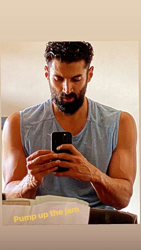 Aditya Roy Kapoor Beard, Hrithik Roshan Bang Bang, Aditya Roy Kapoor, Roy Kapoor, Beach Outfit Men, Popular Mens Hairstyles, Guys Fits, Mustache Men, Gym Boy