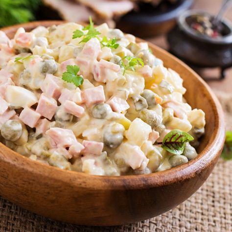 Russian Salad Recipe, Olivier Salad, Traditional Russian Food, Russian Food, Tailgating Recipes, Famous Recipe, Raw Vegetables, Processed Meat, Russian Recipes