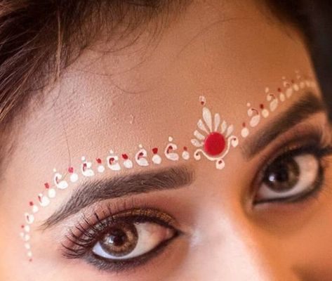 Bengali Bridal Chandan Art, Radha Kumkum Design, Bengali Chandan Art, Bengali Bride Chandan Design, Kolka Design Bridal Simple, Bengali Look Makeup, Gopi Tilak Design, Gopi Dots Makeup, Bengali Bridal Kalka Design