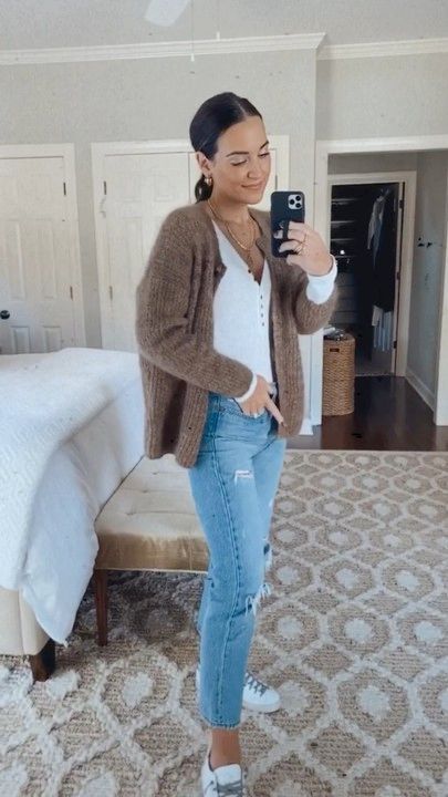 Gold Layered Jewelry, Fuzzy Sweater Outfit, Carrie Bradshaw Lied, Simple Fall Outfits, Winter Inspo, Easy Outfit, Fuzzy Sweater, Easy Fall, Fashion Board