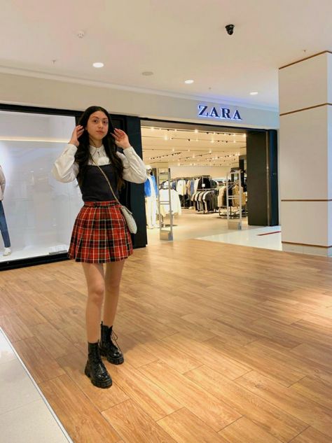 Red Plaid Skirt Outfit Summer, Korean Plaid Skirt Outfit, Plaid Red Skirt Outfit, Plaid Skirt Outfit Summer, Plaid Skirt Outfit Aesthetic, Outfits Rojos, Red Plaid Skirt Outfit, School Skirt Outfits, Striped Skirt Outfit