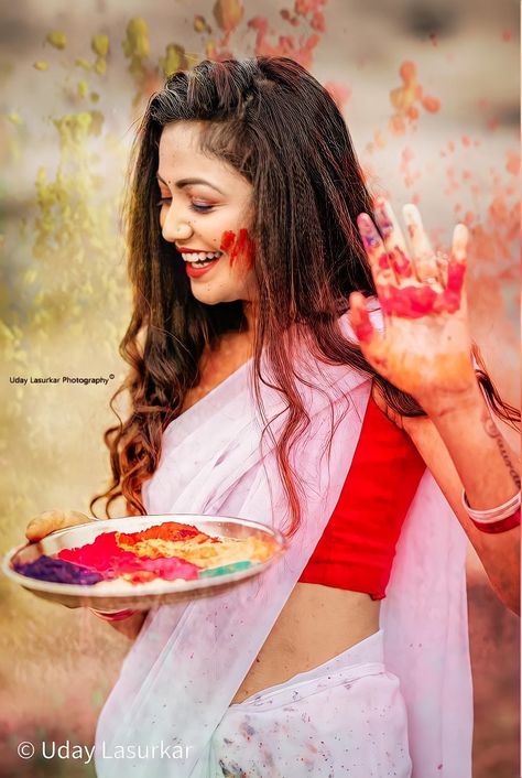 Holi Photoshoot Ideas, Holi Aesthetic, Holi Poses, Holi Girl, Holi Photoshoot, Aesthetic Self Portrait, Self Portrait Photoshoot, Portrait Photoshoot Ideas, Holi Girls