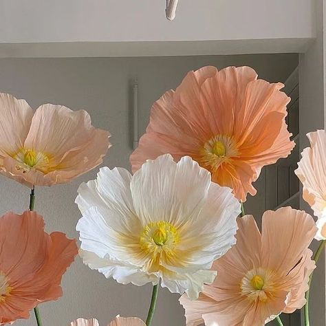 Crepe Paper Lamp, Crepe Paper Poppy, Paper Poppies, Giant Paper Flower, Wedding Decor Style, Giant Flowers, Giant Paper Flowers, Paper Flower Tutorial, Scene Design