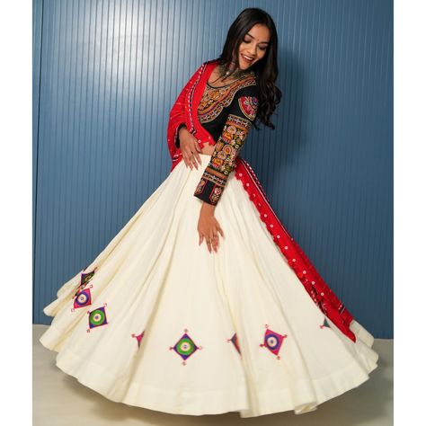 Dandiya Dress, Indian Dresses For Women, Navratri Dress, Navratri Chaniya Choli, Lehenga Designs Simple, Latest Model Blouse Designs, Lehenga Blouse Designs, Blouse Design Images, Choli Designs