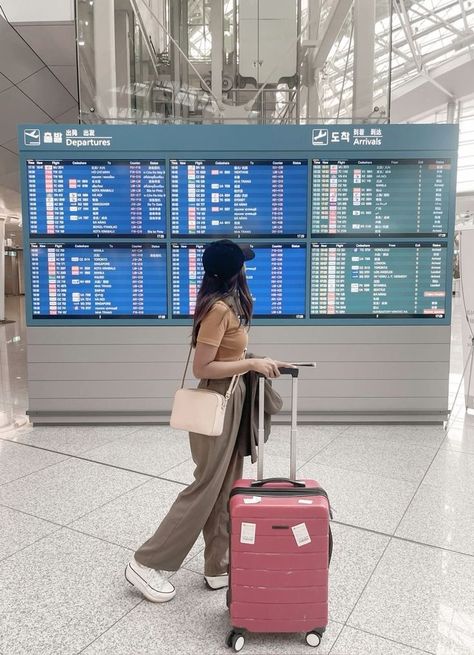 Best Ways To Cut Down The Hidden Travel Costs | Secret Travel Hacks Airport Shots Travel, Travel Girl Aesthetic Airport, Airport Girl Aesthetic, Airport Poses Ideas, Airport Pics Ideas, Airport Pictures Ideas, Airport Poses Instagram, Outfit Aeroport, Girl In Airport