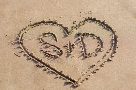 Beach engagement picture with initials S + D drawn in the sand with a heart drawn around them. Logo Online Shop, S Letter Images, Logo Design Love, Baker Beach, Beach Instagram Pictures, Good Insta Captions, Best Friend Pictures Tumblr, Aesthetic Letters, Pre Wedding Poses