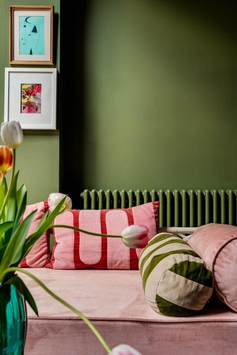 Home tour: Louise McCabe | 91 Magazine Green Lounge, Colorful Apartment, Colorful Home Decor, Colourful Living Room, Colorful Home, Living Room Green, Home Decorating Ideas, Green Interiors, Green Rooms