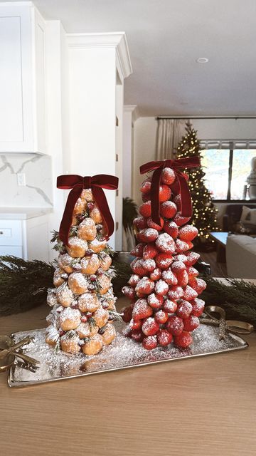 Donut Hole Christmas Tree, Christmas Tree Breakfast, Christmas Hosting Ideas, Sugar Cranberries, Donut Christmas Tree, Donut Tree, Holiday Themed Desserts, Xmas Brunch, Strawberry Christmas