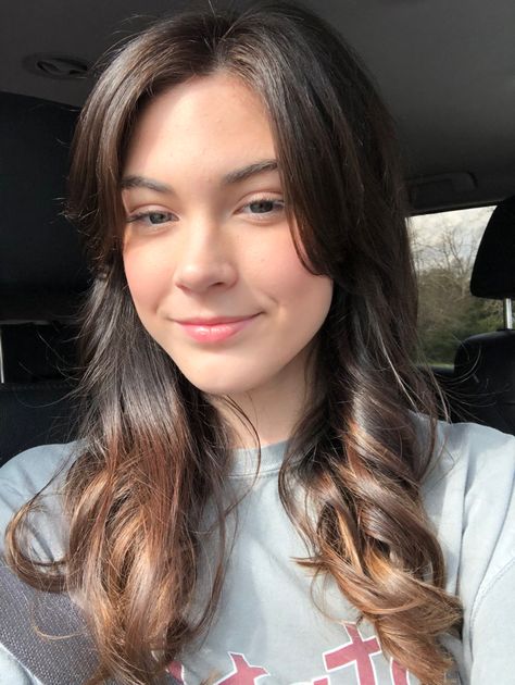 Reverse balayage with black roots and curtain bangs <3 Balayage With Black Roots, Reverse Balayage, Black Roots, Curtain Bangs, Balayage, Bangs, Beauty Hacks, Sense, Curtains