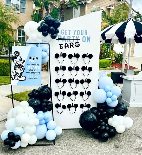 Mickey Mouse Birthday Theme, Décoration Baby Shower, Mickey Mouse Birthday Decorations, Mickey First Birthday, Mickey 1st Birthdays, Mickey Mouse Themed Birthday Party, Mickey Mouse First Birthday, Mickey Theme, Disneyland Birthday