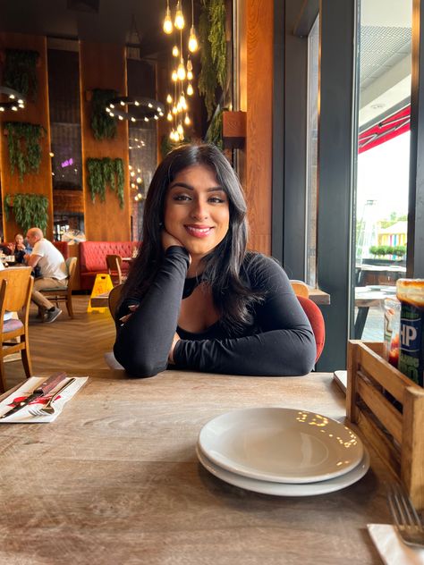 #aesthetic #restaurant #poses #browngirl #blackhair #makeup #desi insta @judea.ros Photoshoot Ideas At Restaurant, Aesthetic Pic In Restaurant, Restaurant Poses Ideas, Restaurant Photo Poses, Photo Poses In Restaurant, Poses For Cafe Pictures Instagram, Resturant Photoshoot Poses Aesthetic, Restaurant Pic Ideas, Pose In Restaurant